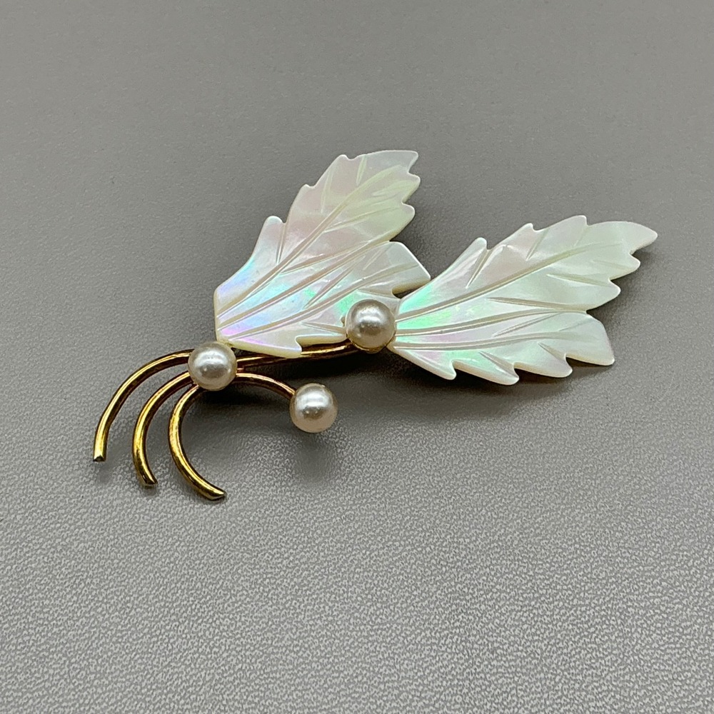 Brooch Pin Women White Mother of Pearl Carved Leaf Faux Pearl Gold Tone Vintage